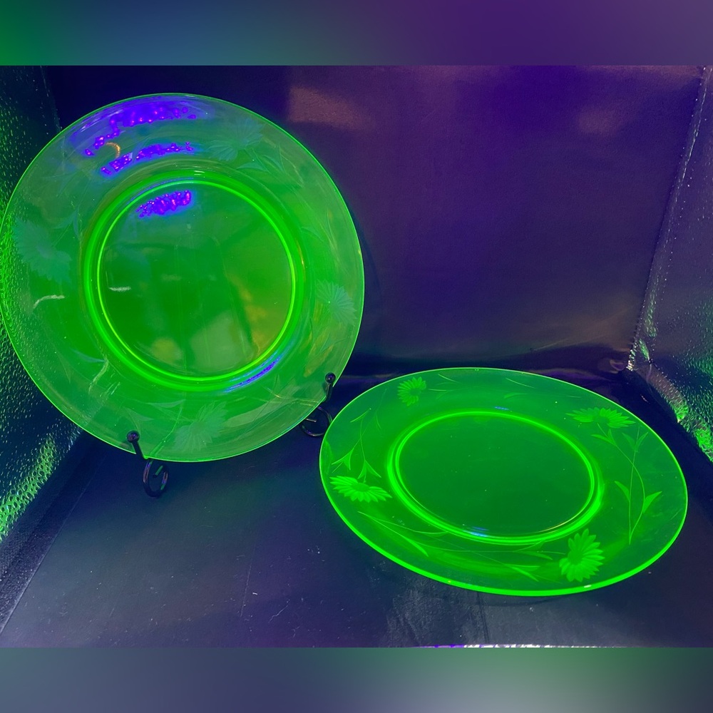 Rare Vintage Flower And Vine Etched Depression Uranium Glass Plates 8.5”
